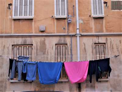 Si offrono nude e crude al passante, con le loro ritmiche file di finestre e le ghirlande di panni stesi ad asciugare al sole